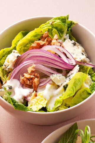 Romana-Salat mit Roquefort und Walnüssen