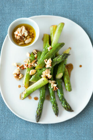 Gebratener Spargel mit Nuss-Salsa