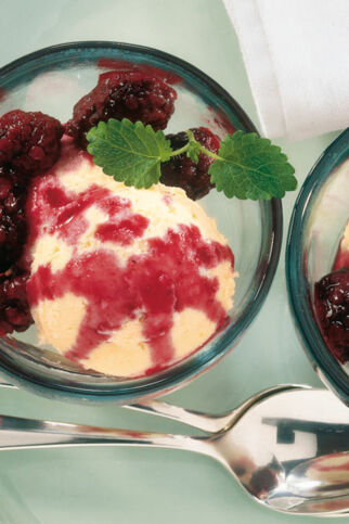 Vanilleeis mit heißen Brombeeren Vanilleeis mit heißen Brombeeren