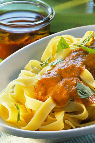 Tomatensauce mit Kräutern Tomatensauce mit Kräutern