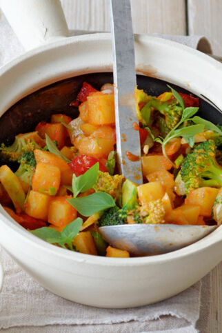 Bratkartoffelcurry mit Brokkoli und Joghurt