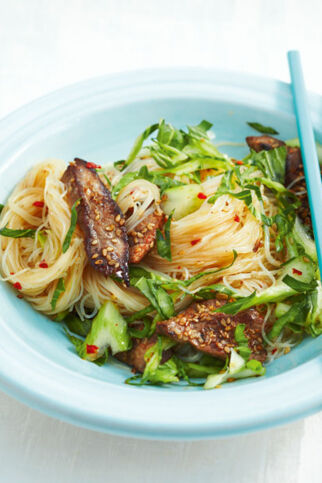 Glasnudelsalat mit Sesam-Beef Glasnudelsalat mit Sesam-Beef