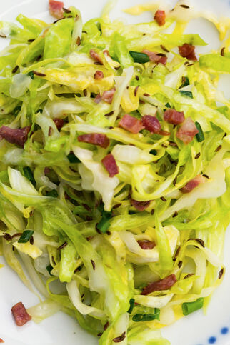 Spitzkohlsalat mit Speck Spitzkohlsalat mit Speck
