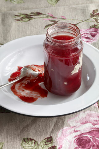 Rhabarbergelee mit Erdbeeren