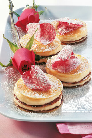 Rosen-Palatschinken-Törtchen Rosen-Palatschinken-Törtchen