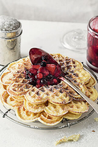 Brandteigwaffeln mit Beerengrütze
