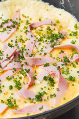 Omelett mit Käse und Schinken Omelett mit Käse und Schinken