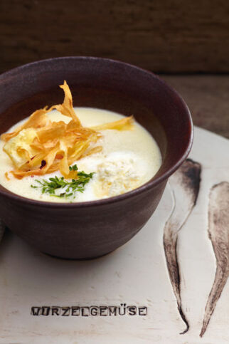 Pastinakencremesuppe mit Chips Pastinakencremesuppe mit Chips