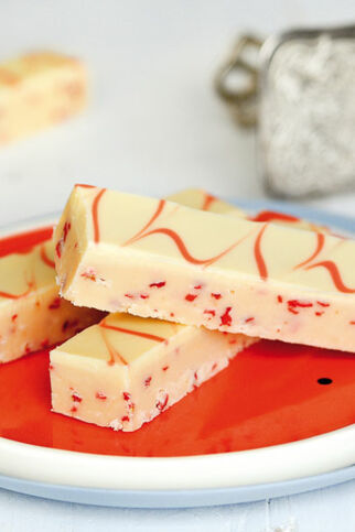 Weißer Erdbeer-Fudge