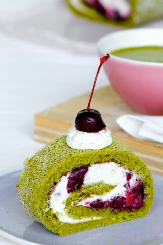 Matcha-Roulade mit Sauerkirschen Matcha-Roulade mit Sauerkirschen