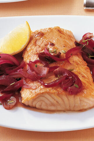 Lachsfilets mit Balsamico-Zwiebeln
