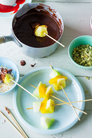 Schokofondue mit Fruchtspießchen Schokofondue mit Fruchtspießchen