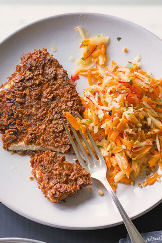 Dinkelflakes-Schnitzel mit Möhrensalat Dinkelflakes-Schnitzel mit Möhrensalat