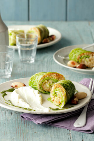 Wirsing-Quinoa-Päckchen auf Blumenkohlcreme Wirsing-Quinoa-Päckchen auf Blumenkohlcreme