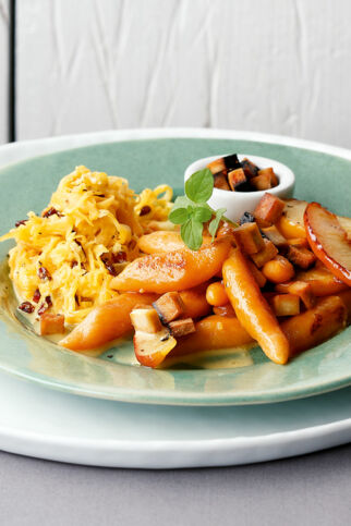 Süßkartoffel-Schupfnudeln mit orientalischem Sauerkraut Süßkartoffel-Schupfnudeln mit orientalischem Sauerkraut