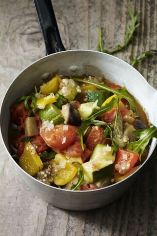 Ratatouillegemüse mit Rucola Ratatouillegemüse mit Rucola