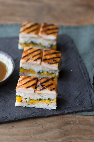 Oshi mit Yakitori-Hühnchen