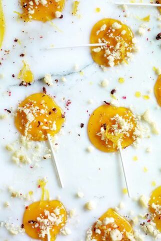 Zitronenlutscher mit Macadamianüssen und Pfeffer Zitronenlutscher mit Macadamianüssen und Pfeffer