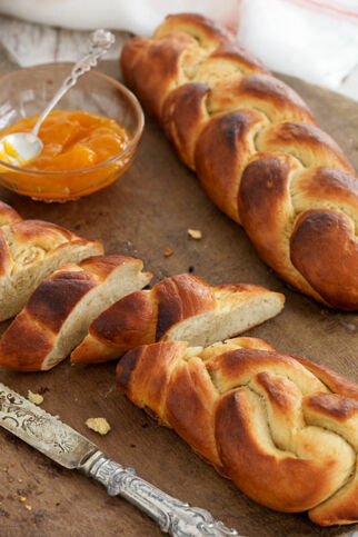 Hefezöpfe mit Aprikosenglasur Hefezöpfe mit Aprikosenglasur