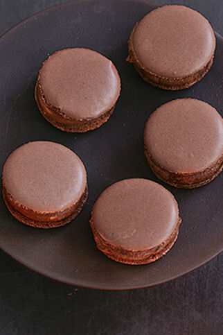 Schoko-Macarons mit Kardamom und Kaffee Schoko-Macarons mit Kardamom und Kaffee