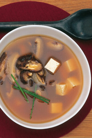 Miso-Suppe mit Pilzen und Tofu