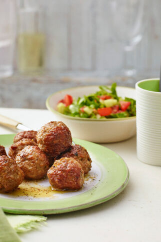 Hackbällchen mit buntem Salat Hackbällchen mit buntem Salat