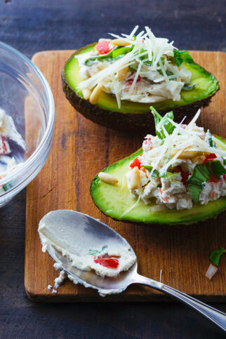 Avocadohälften mit Frischkäsefüllung Avocadohälften mit Frischkäsefüllung