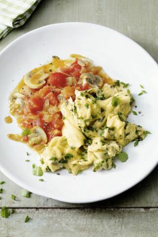 Kräuterrührei mit Tomaten und Pilzen Kräuterrührei mit Tomaten und Pilzen