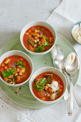 Tomaten-Kichererbsen-Topf mit Sumach-Joghurt Tomaten-Kichererbsen-Topf mit Sumach-Joghurt
