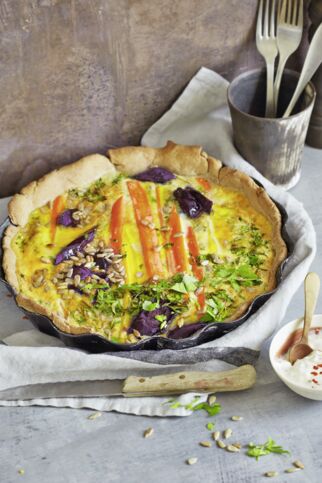 Bunte Möhren-Quiche mit Sonnenblumenkernen Bunte Möhren-Quiche mit Sonnenblumenkernen