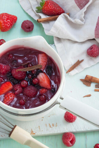 Rote Grütze mit schwarzen Johannisbeeren Rote Grütze mit schwarzen Johannisbeeren