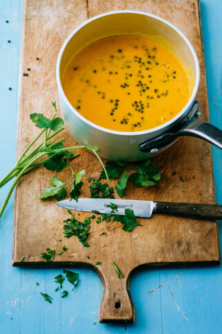 Kürbissuppe mit schwarzen Linsen Kürbissuppe mit schwarzen Linsen