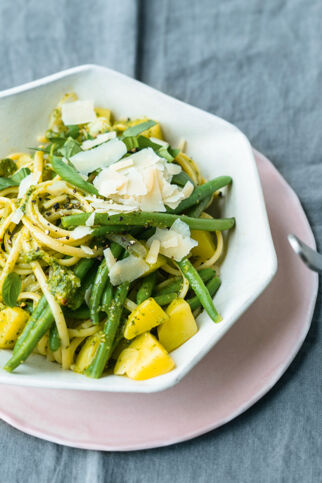 Linguine alla genovese Linguine alla genovese