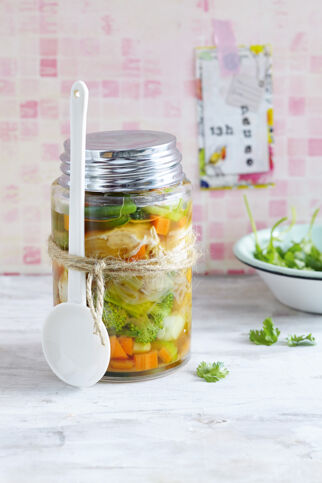 Asia-Suppe aus dem Glas Asia-Suppe aus dem Glas