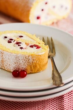 Biskuitroulade mit Johannisbeeren Biskuitroulade mit Johannisbeeren