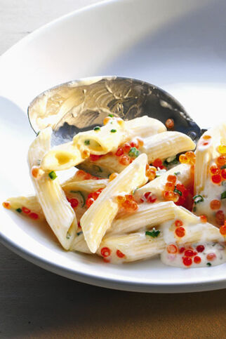Nudelsalat mit Zitronencreme und Forellenkaviar