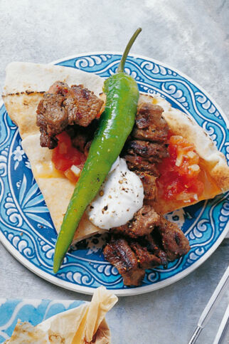 Kebap mit Joghurt auf Fladenbrot