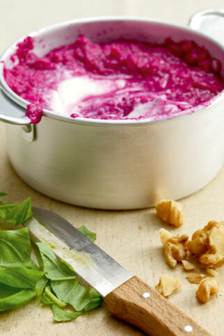 Rote-Bete-Sauce mit Walnüssen Rote-Bete-Sauce mit Walnüssen