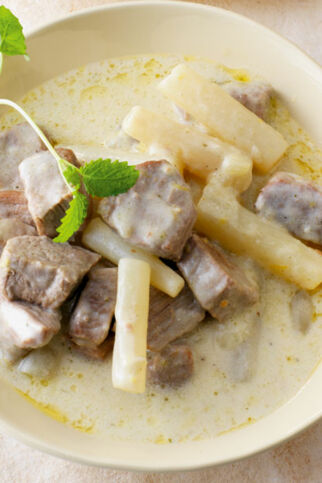 Zitrusaromatisches Kalbsgulasch mit Schwarzwurzeln