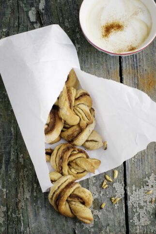 Vegane Zimtschnecken mit Kardamom und Mandeln Vegane Zimtschnecken mit Kardamom und Mandeln