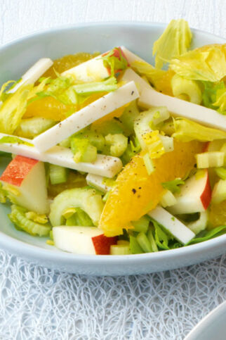 Salat mit Staudensellerie, Birne und Ziegengouda Salat mit Staudensellerie, Birne und Ziegengouda