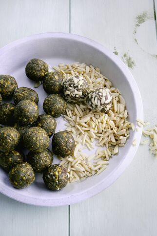 Spirulina-Mandel-Bites Spirulina-Mandel-Bites