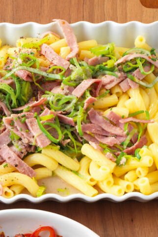 Lauch-Schinken-Pfanne mit Röhrennudeln Lauch-Schinken-Pfanne mit Röhrennudeln