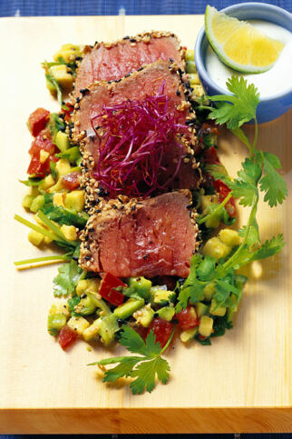 Thunfisch »schwarzweiß« mit Avocado und Sprossen Thunfisch »schwarzweiß« mit Avocado und Sprossen