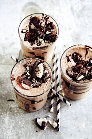 Oreo-Eisshake mit Schokosauce
