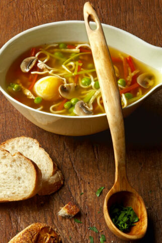 Geflügelbrühe mit Mie-Nudeln und Ei Geflügelbrühe mit Mie-Nudeln und Ei