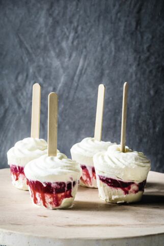 Sahne-Eis mit Himbeeren