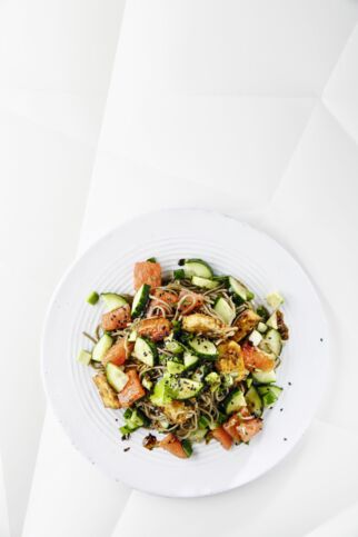 Japanischer Otsu-Salat mit Soba-Nudeln