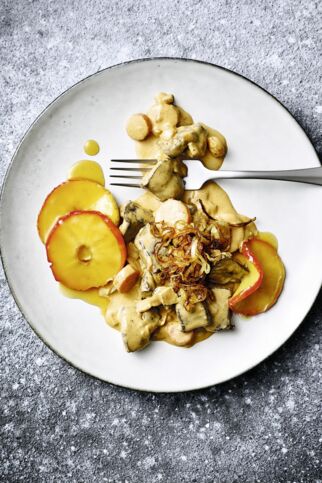 Herz mit karamellisierten Äpfeln und gebratenen Zwiebeln