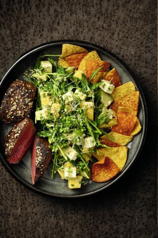 Damwild-Steak mit Mango-Rucola-Salat und Nachos